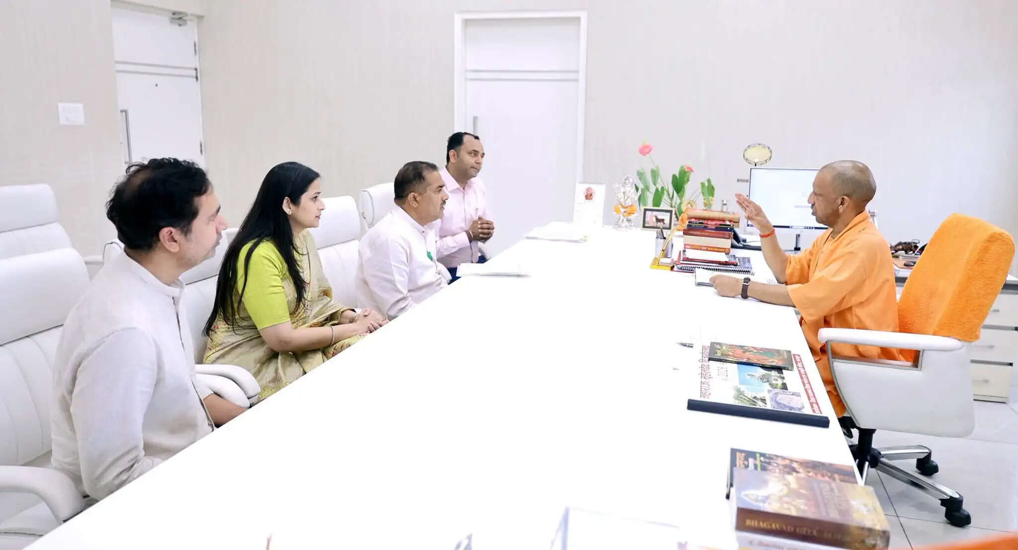 विधायक ठाकुर रामवीर सिंह ने कुंदरकी&nbsp;विधानसभा&nbsp;की&nbsp;समस्याओं&nbsp;से&nbsp;मुख्यमंत्री&nbsp;याेगी&nbsp;काे&nbsp;कराया&nbsp;अवगत