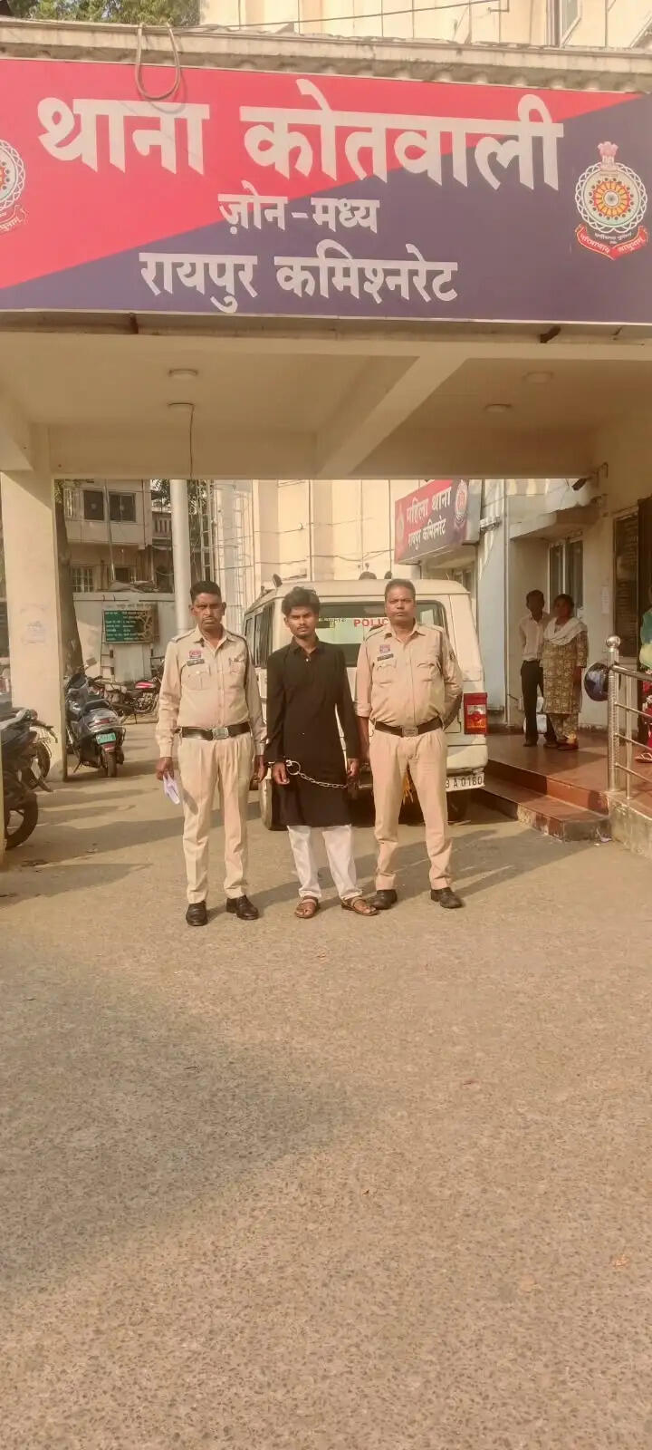रायपुर : सार्वजनिक स्थान पर तलवार लहराकर लोगों को डराने वाला युवक गिरफ्तार