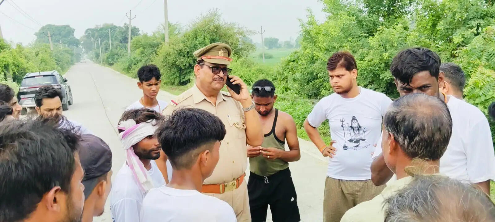 औरैया में युवकाें ने डीजे लदी पिकअप और कार पर बरसाए डंडे, शीशे तोड़े