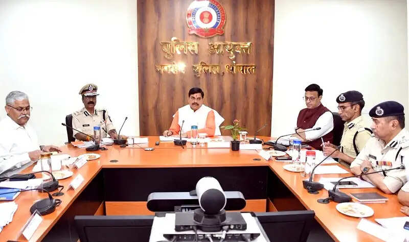 मप्रः मुख्यमंत्री ने की प्रदेश की कानून व्यवस्था की समीक्षा, कहा- शांति, सुरक्षा और सौहार्द सर्वोपरि