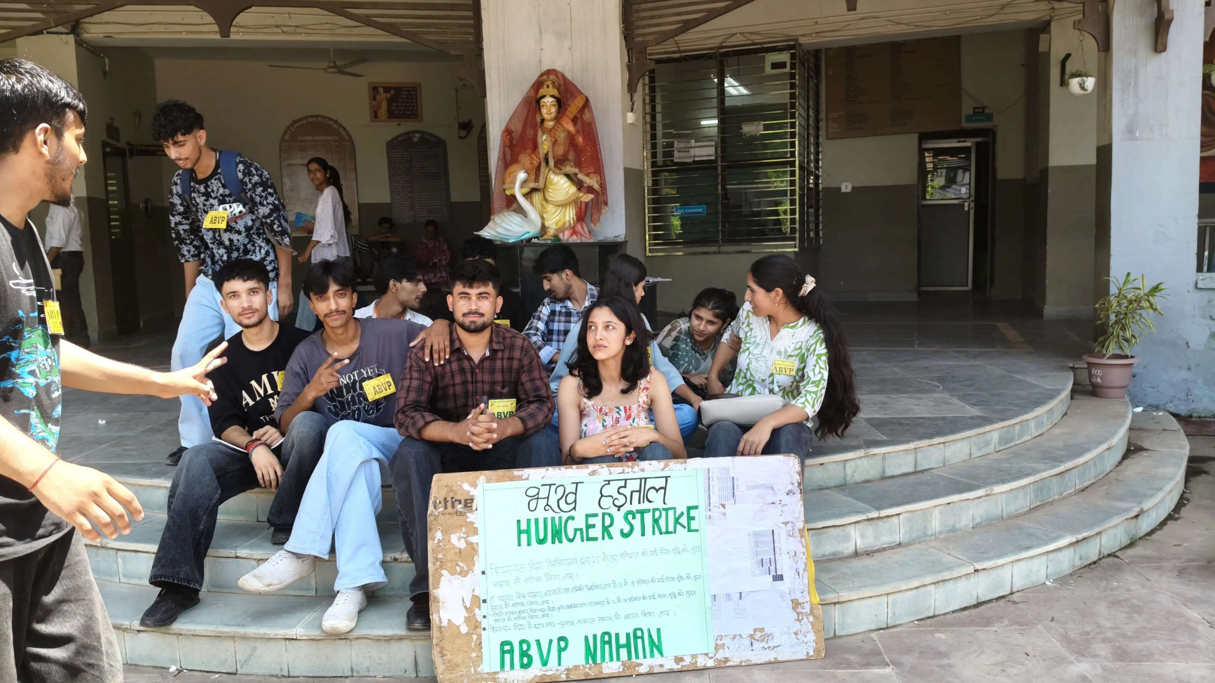 फीस वृद्धि के विरोध में व छात्र संघ चुनाव की बहाली हेतु अभाविप की भूख हड़ताल शुरू