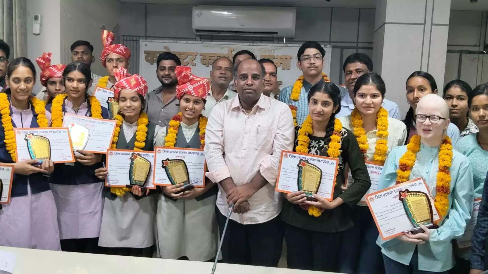 राजगढ़ः प्रवीण सूची में स्थान पाने वाले विद्यार्थियों का कलेक्ट्रेट में सम्मान