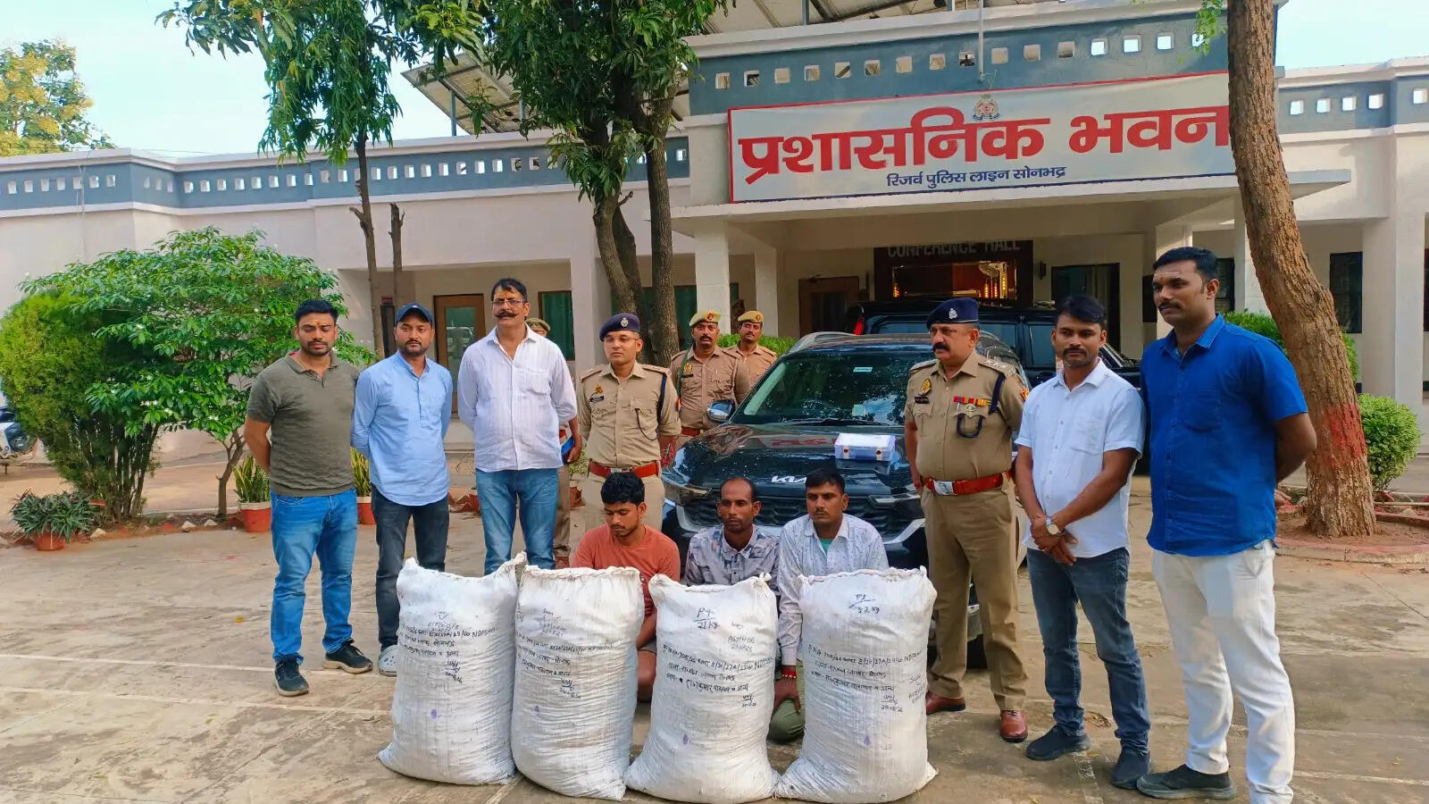 साेनभद्र में तीन तस्कर गिरफ्तार, तलाशी में कार 42 लाख का गांजा बरामद