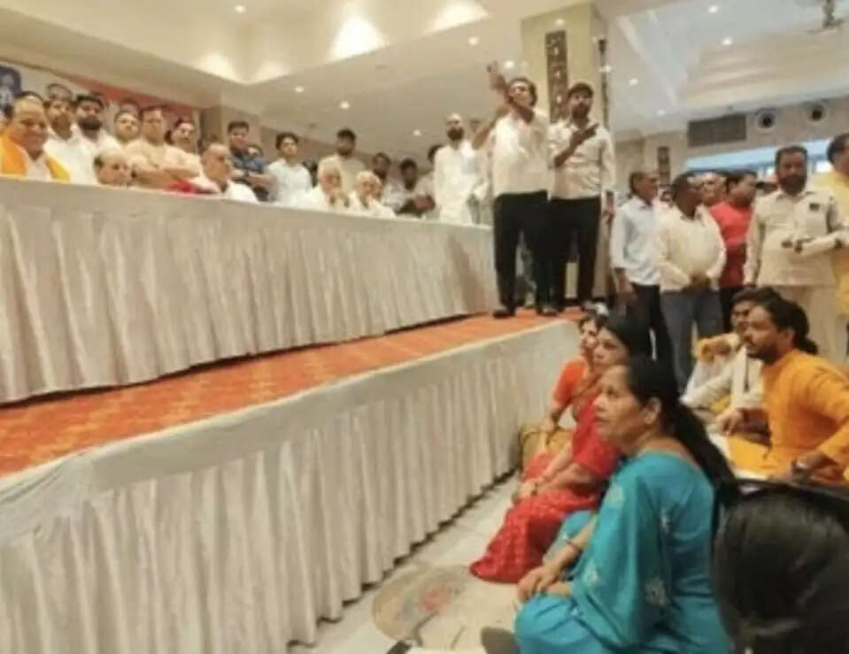 भाजपा महिला कार्यकर्ताओं ने क्षेत्रीय अध्यक्ष के सामने किया हंगामा