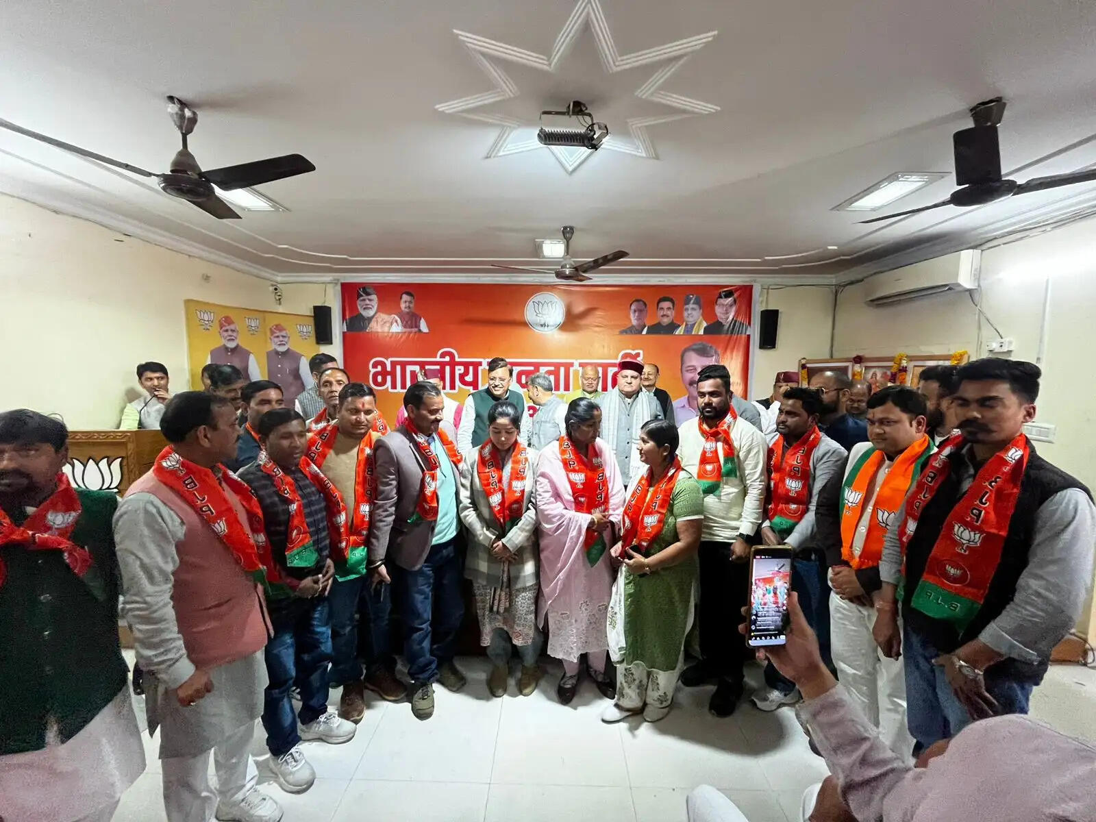 महेंद्र भट्ट की मौजूदगी में कई जनप्रतिनिधि भाजपा में शामिल