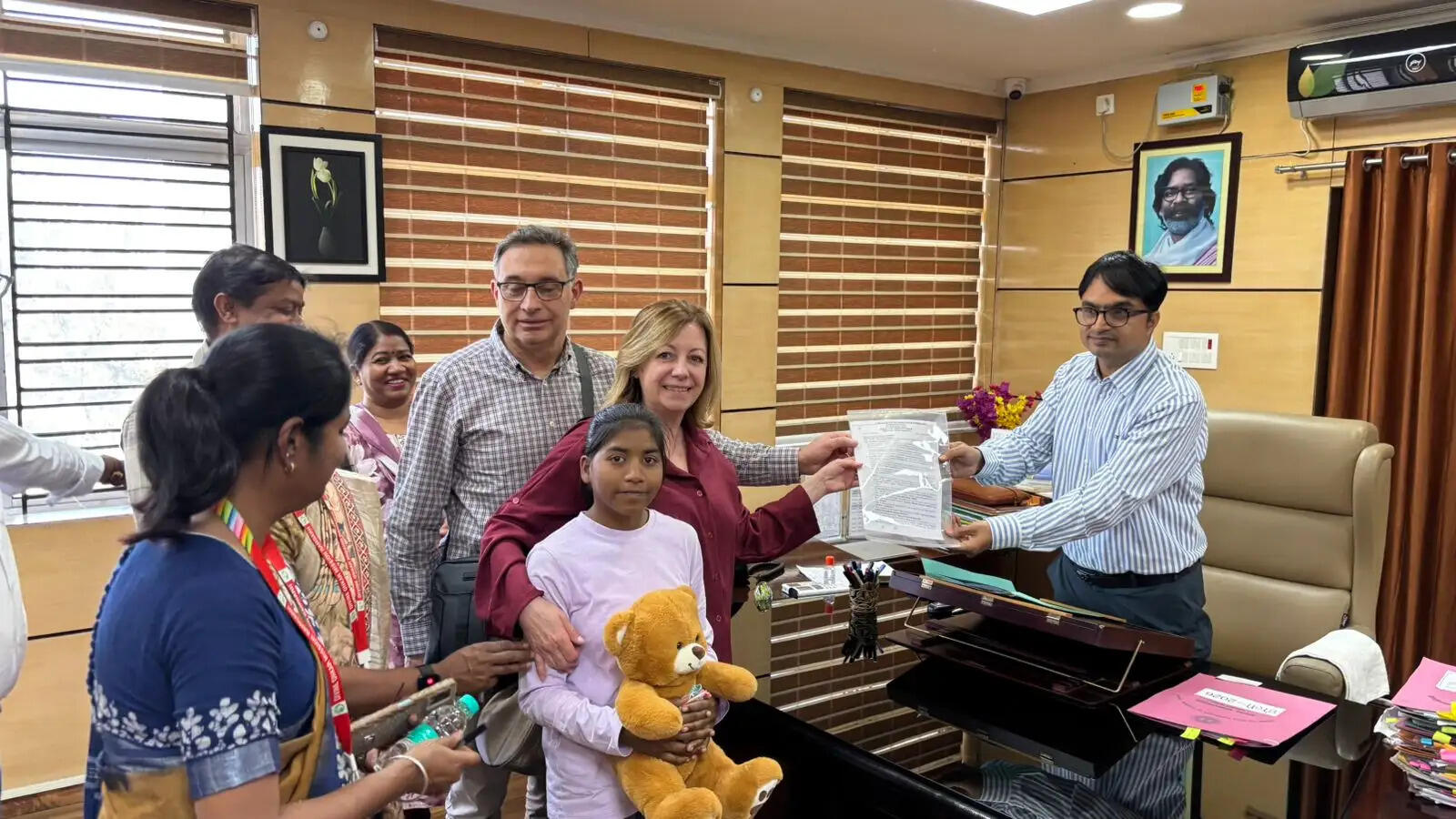 इटली के दंपत्ति ने बालिका गृह से एक बालिका को गोद लिया