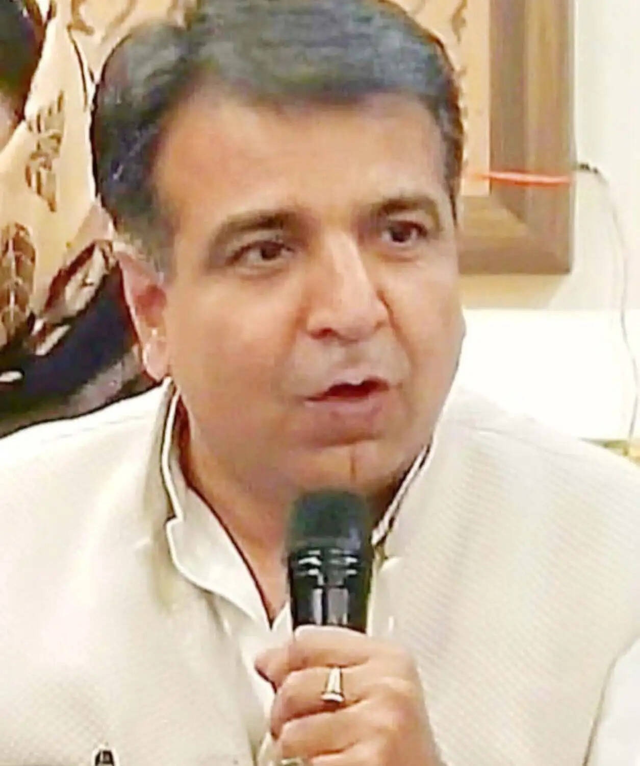 गुरुग्राम: क्या गलती से बीमारी में बाहर आ गईं मेयर या बीमारी चुनाव टालने का बहाना था : पंकज डावर