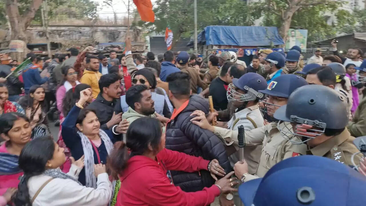 आसनसोल में भाजपा विधायक अग्निमित्र पाल के नेतृत्व में सीपी कार्यालय घेराव, की सुरक्षा की मांग