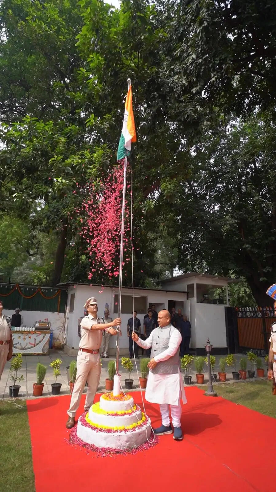 दिल्ली विधानसभा अध्यक्ष ने अपने आवास पर किया ध्वजारोहण