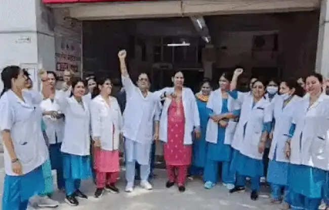 सोनीपत: महिला आयोग अध्यक्षा के बयान पर सोनीपत में नर्सों ने की हड़ताल