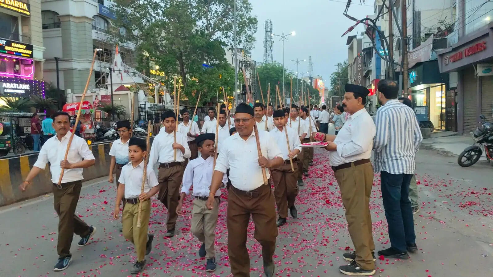 सनातनी नववर्ष और आरएसएस के शताब्दी वर्ष में वाराणसी में चहुंओर पथ संचलन