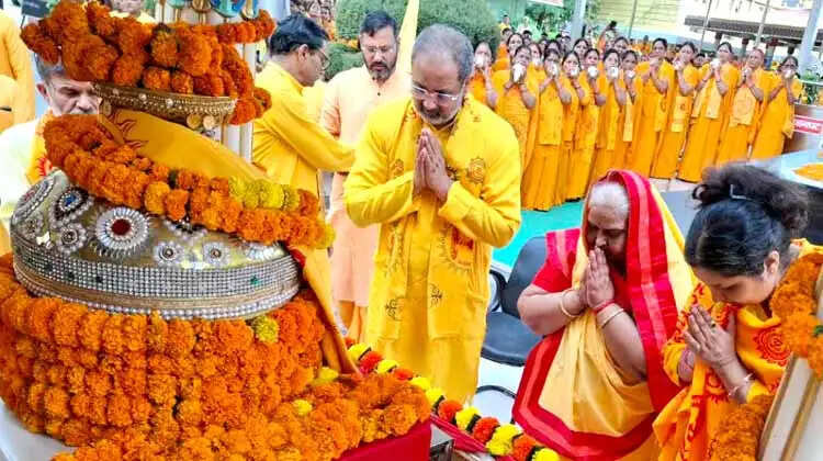 शांतिकुंज से तीन ज्योति कलश रथ शताब्दी समारोह का संदेश लेकर रवाना