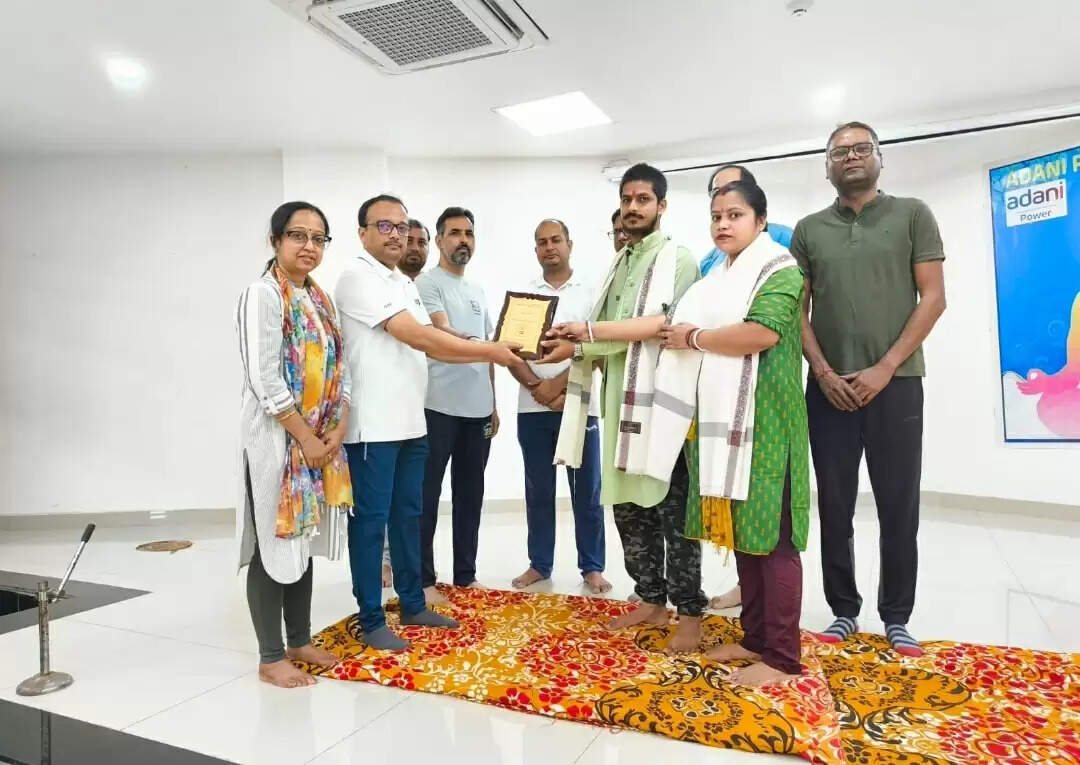 योग दिवस पर अदाणी पावर प्लांट में लोगों ने किया योगाभ्‍यास