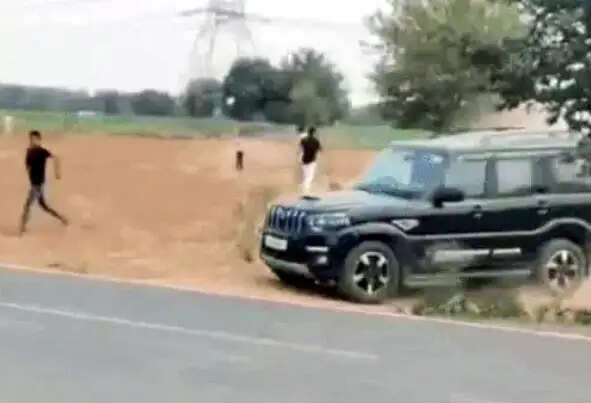 फरीदाबाद : पुलिस काे सूचना देने के शक पर आरोपियों ने युवक को कुचला