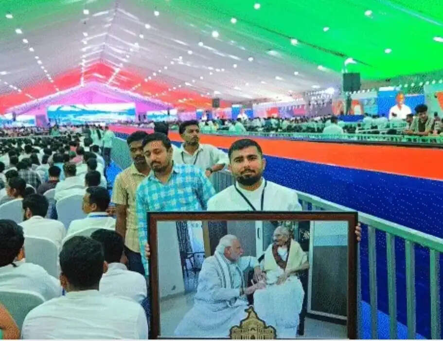 हर्षित की कला ने छू लिया प्रधानमंत्री मोदी का दिल, हीराबा संग तस्वीर पाकर मुस्कुराए