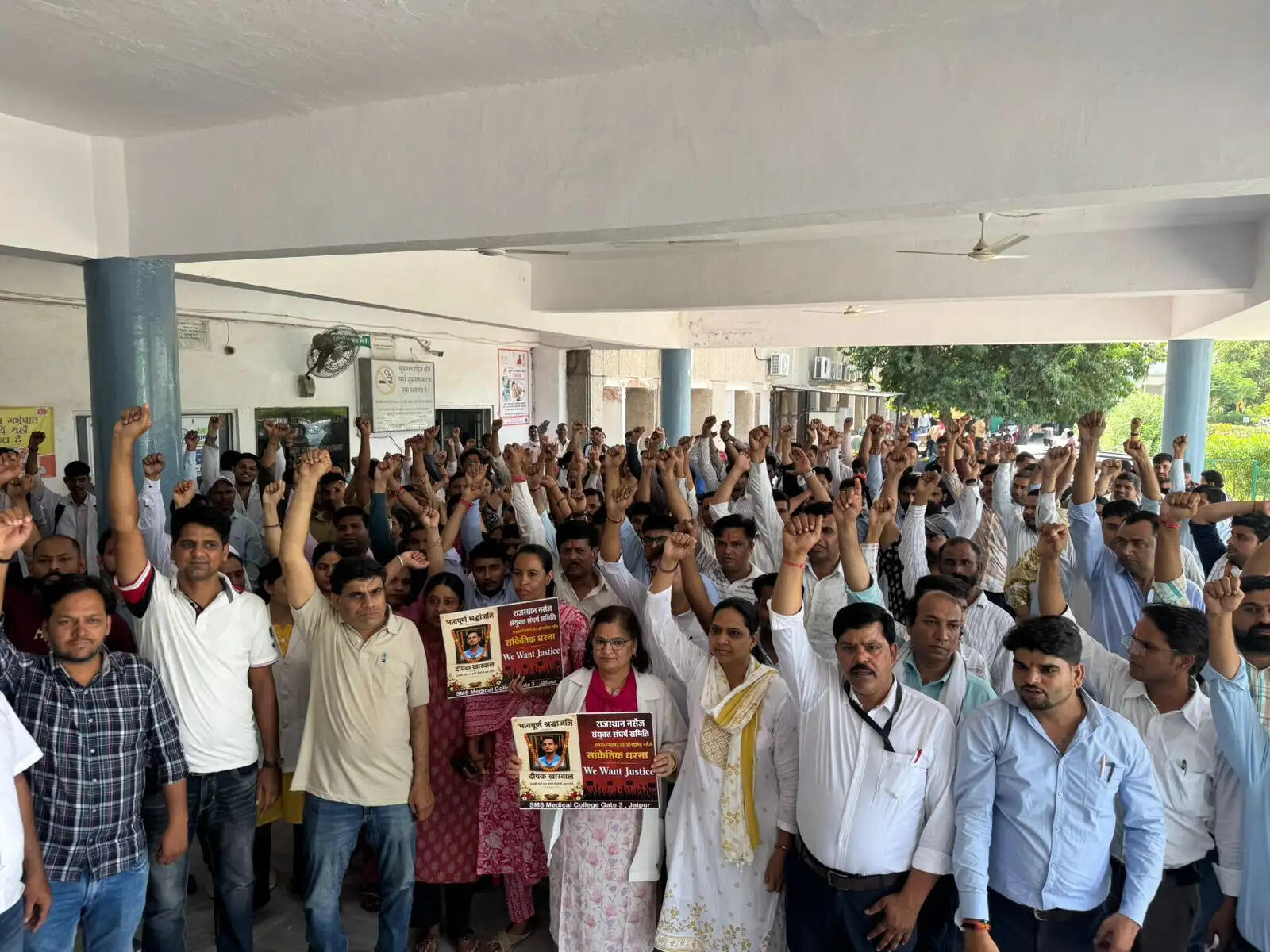 संविदा नर्सों की बहाली और मुआवजे की मांग को लेकर जयपुरिया अस्पताल में किया नर्सेज ने विरोध प्रदर्शन