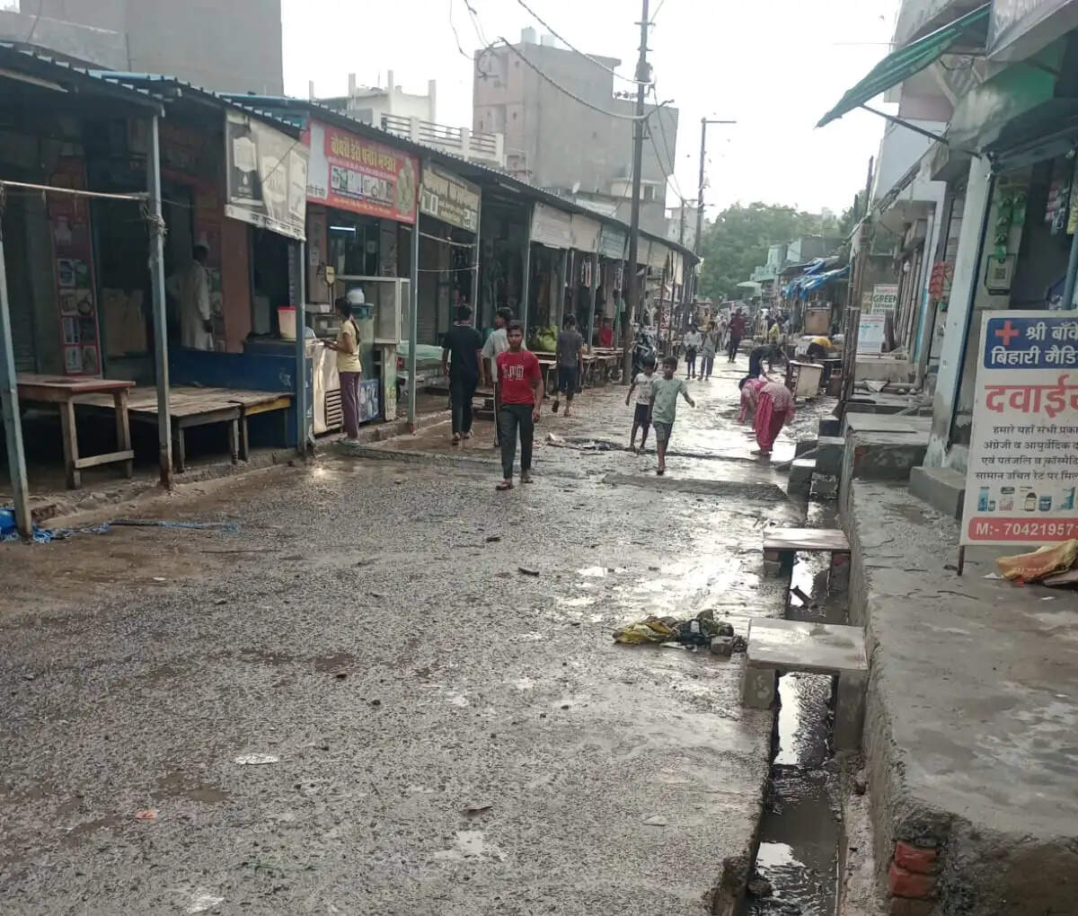 नोएडा में जल भराव : काम में लापरवाही पर जेई और सुपरवाइजर बर्खास्त, दो प्रबंधकों को प्रतिकूल प्रविष्टि