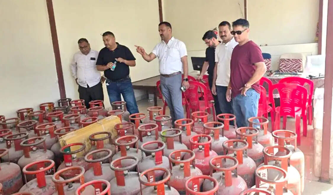 एसटीएफ की छापेमारी में 101 एलपीजी सिलेंडर बरामद, गोदाम में ताला लगाकर घर में छिपीं महिलाएं