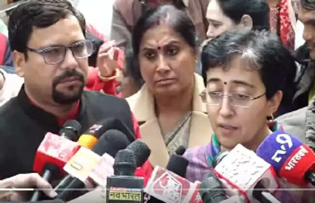 रचना यादव के परिवार से मिली आतिशी