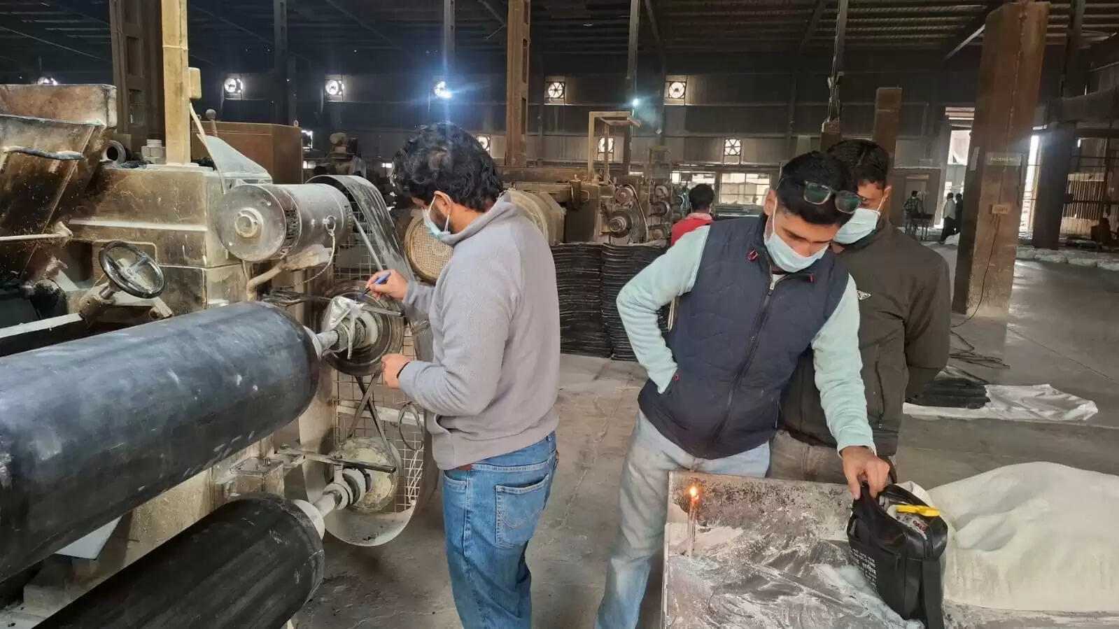 जिला प्रशासन ने प्रदूषण फैलाने वाली टायर फैक्ट्री ईस्टमैन और कोहिनूर को किया सील