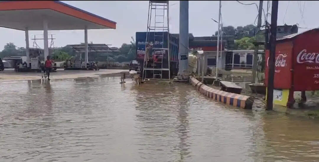 जलस्तर में मामूली गिरावट,नवगछिया में बाढ़ का तांडव जारी, इंजीनियरिंग कॉलेज अब भी जलमग्न