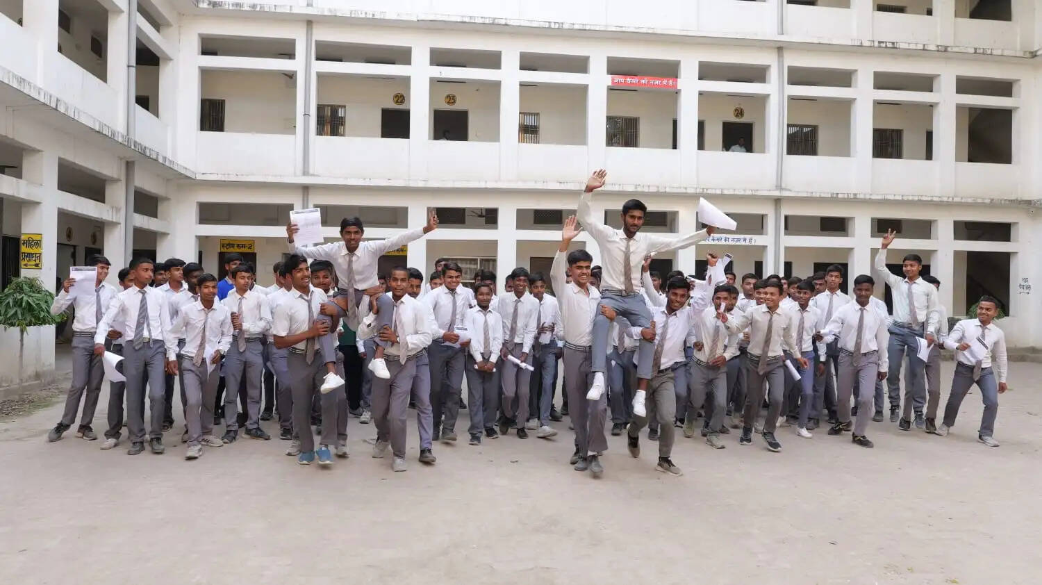 यूपी बोर्ड इंटरमीडिएट की परीक्षा में वाराणसी टॉपर बनी साक्षी, 94.40 फीसदी अंक