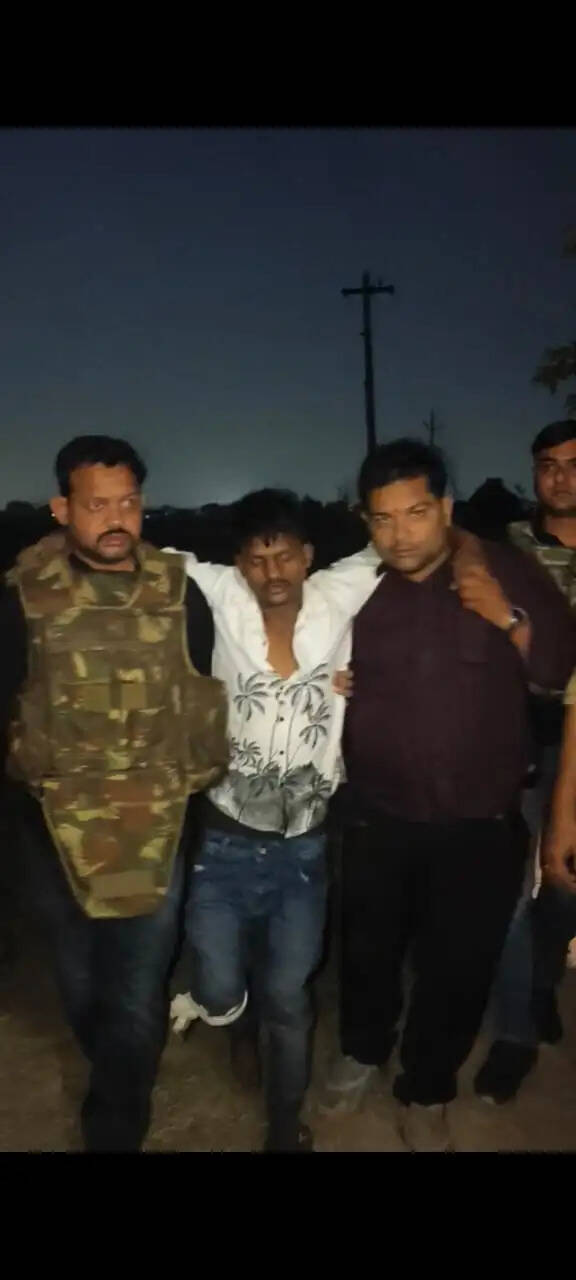 वाराणसी : एसओजी व शिवपुर पुलिस की संयुक्त टीम ने मुठभेड़ में शातिर बदमाशों को दबोचा, एक के पैर में लगी गोली