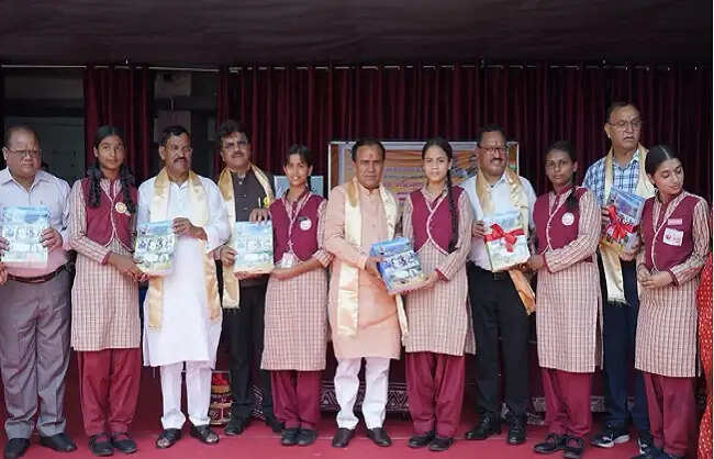 शिक्षा मंत्री ने नि:शुल्क नोटबुक वितरण योजना का शुभारंभ किया
