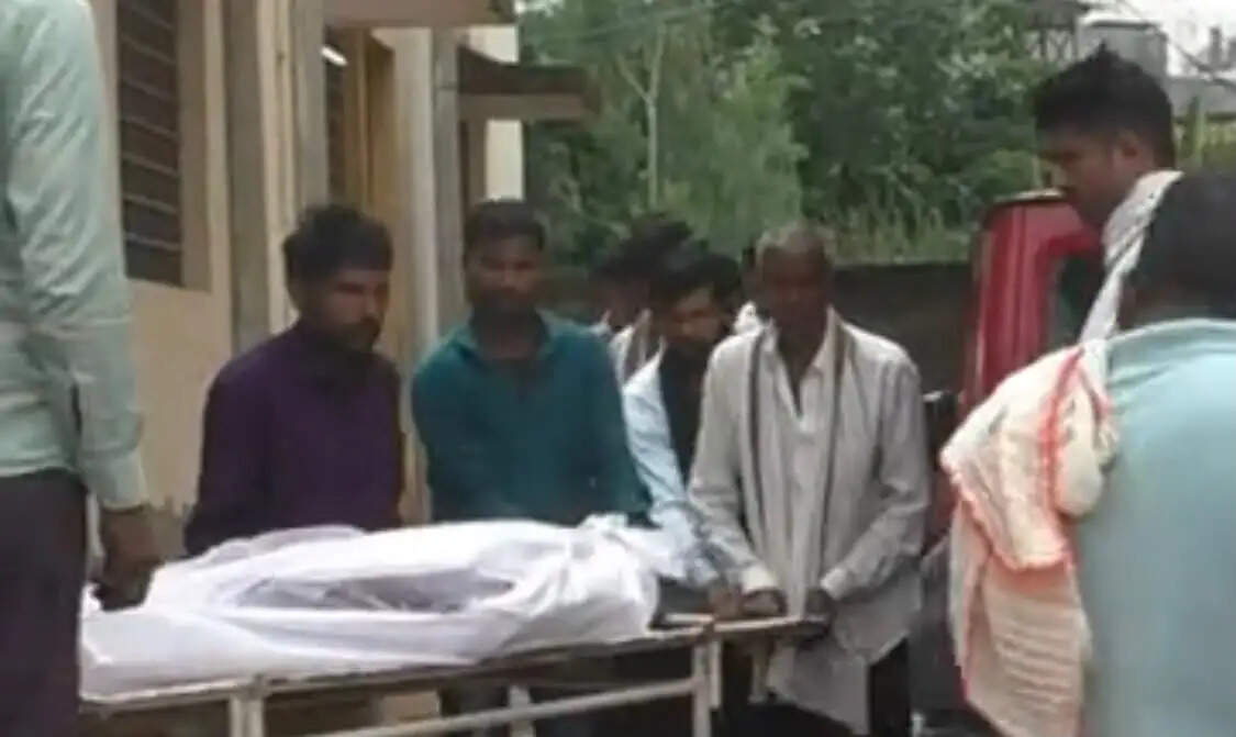 खेत में दवा छिड़कते समय किसान बेहोश, अस्पताल में मौत