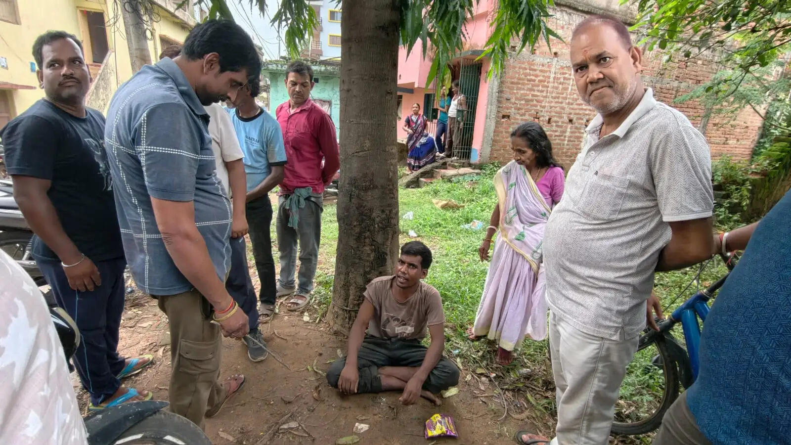 घर में घुसे चोर को बांधकर पीटा, पुलिस को सौंपा