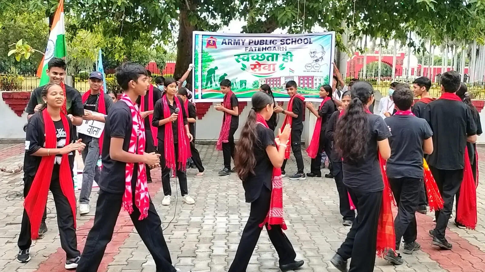 छात्र-छात्राओं ने नुककड़ नाटक से लोगों को स्वच्छता के लिए जागरूक किया
