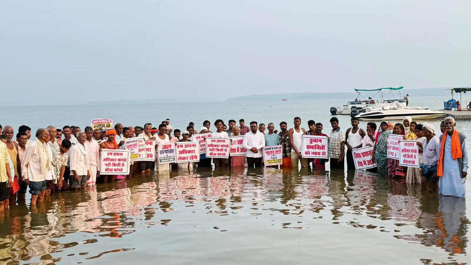 डूब प्रभावितों का जल सत्याग्रह जारी, नौ लोगों की बिगड़ी सेहत
