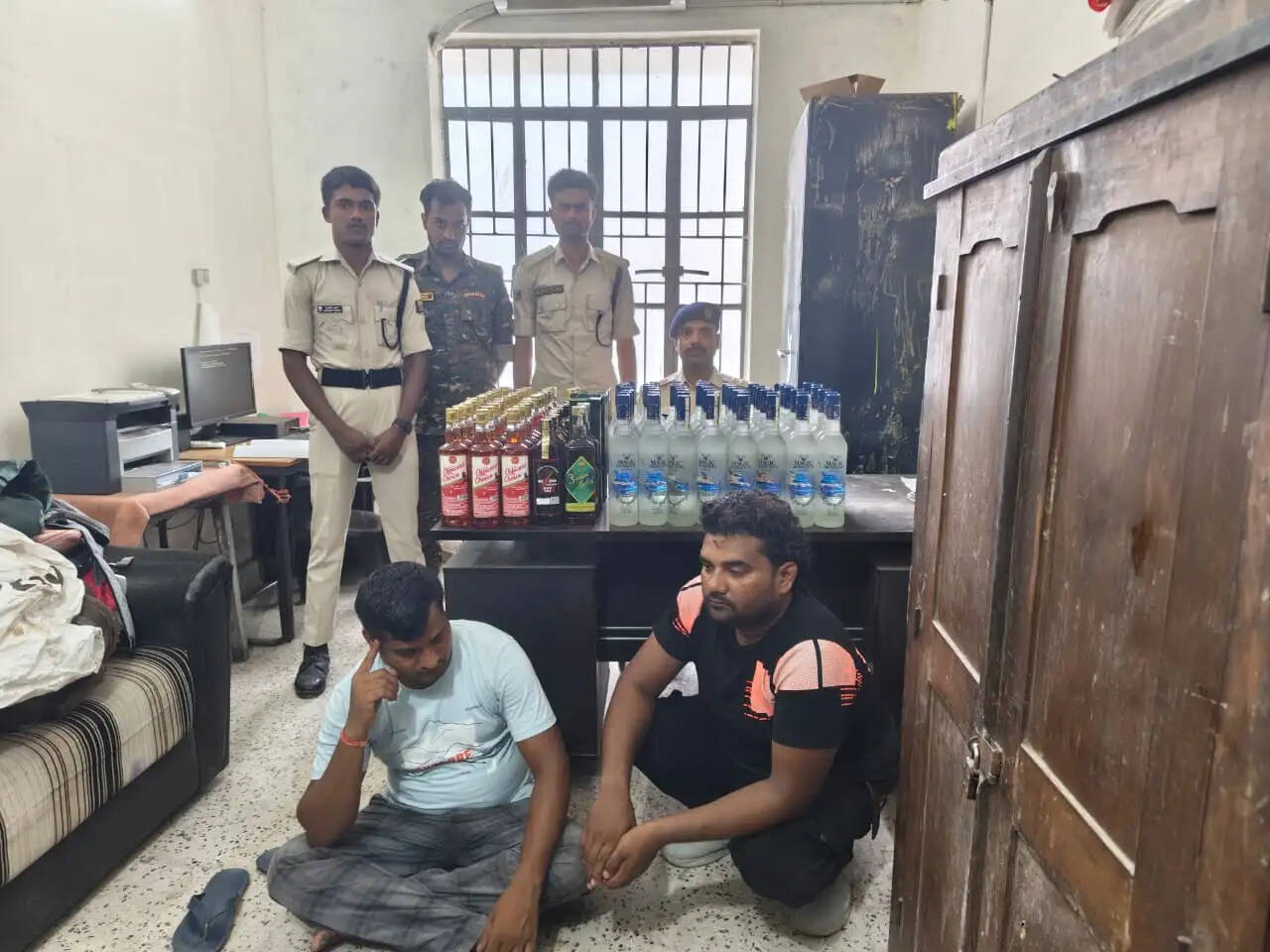 रेलवे स्टेशन से 91.50 लीटर विदेशी शराब बरामद, दो तस्कर गिरफ्तार