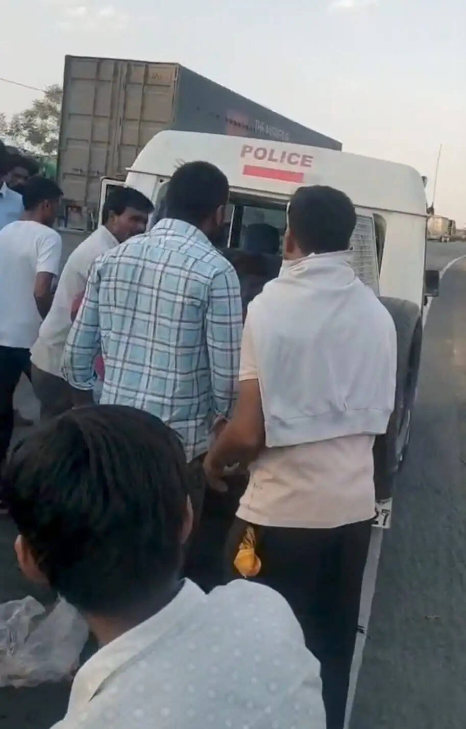 राजगढ़ः लहसुन से भरे ट्रक की टक्कर से बाइक सवार छोटे भाई की मौत, दूसरा घायल