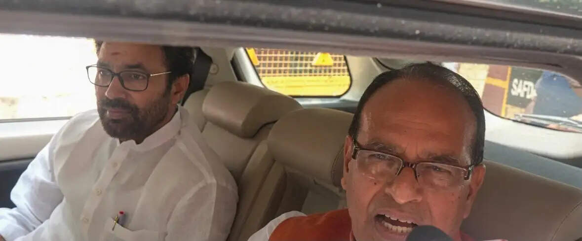 एक ही कार से कैबिनेट बैठक में पहुंचे तीन कैबिनेट मंत्री, शिवराज सिंह बोले- पेट्रोलियम पदार्थों की बचत करना मकसद