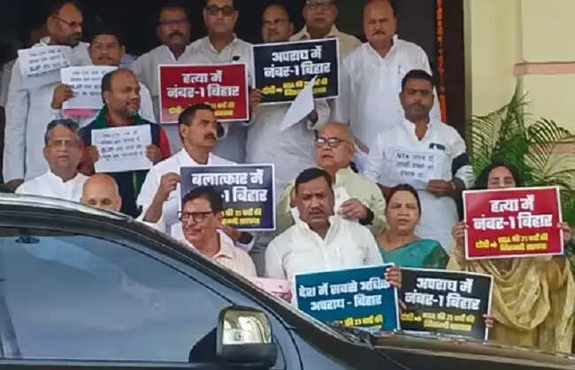 बिहार विधानसभा के बाहर दूसरे दिन भी विपक्ष का प्रदर्शन, कानून-व्यवस्था को लेकर सरकार पर बोला हमला
