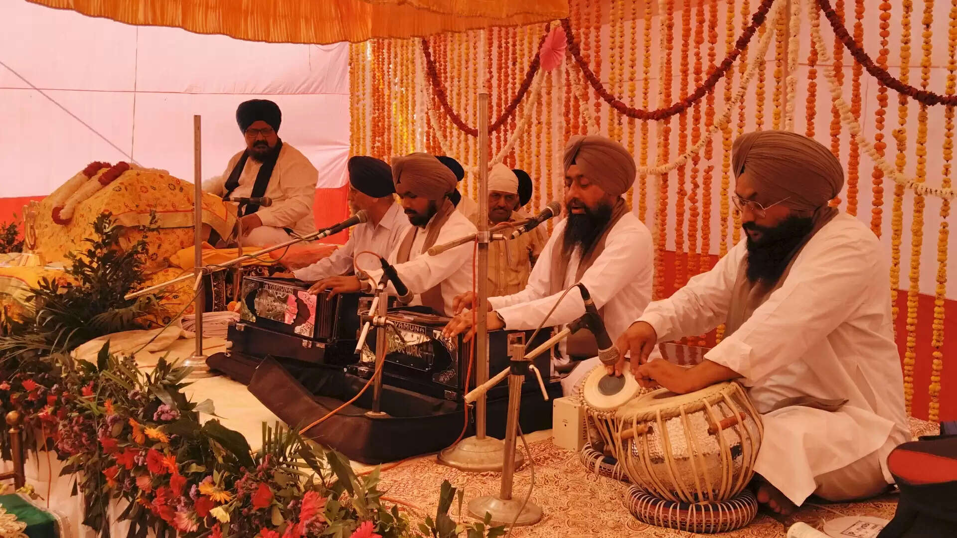 गुरु नानक देव का प्रकाशोत्सव : शहर में धार्मिक कार्यक्रमों का उत्साह छाया