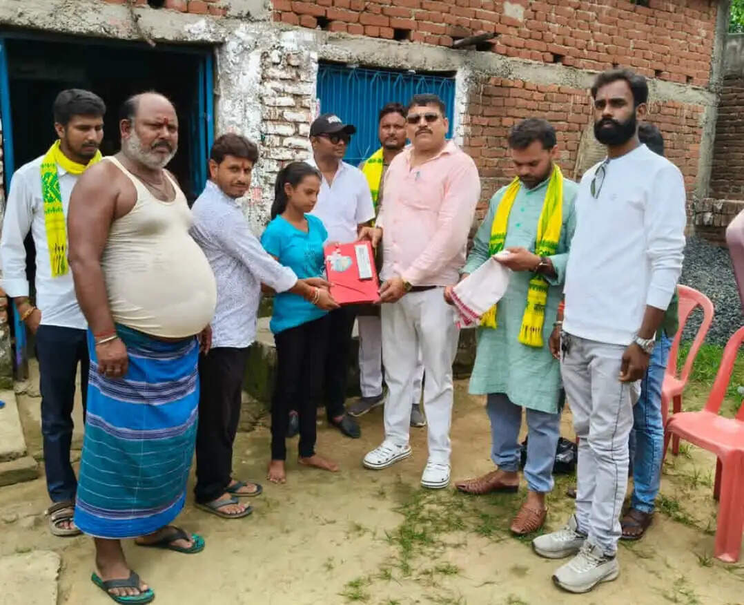 नीट में सफल नेहा कुमारी का झारखंड लोकतांत्रिक क्रांति मोर्चा ने किया सम्मान