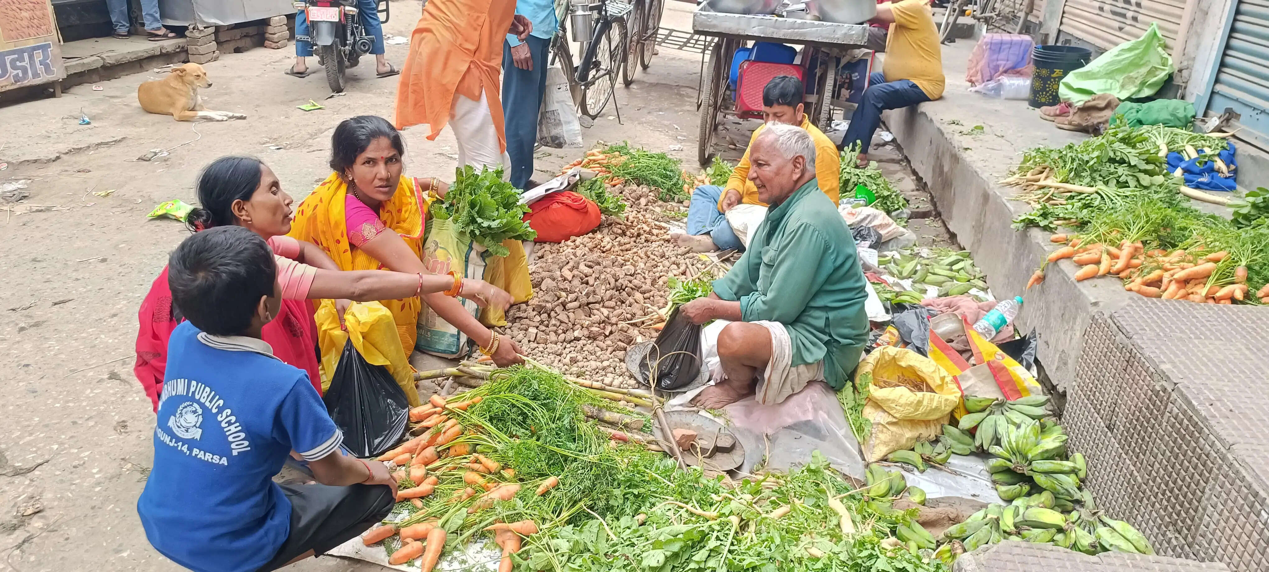 चैती छठ पूजा को लेकर बाजारों में उमड़ी भीड़,खरीदारी में जुटे व्रती