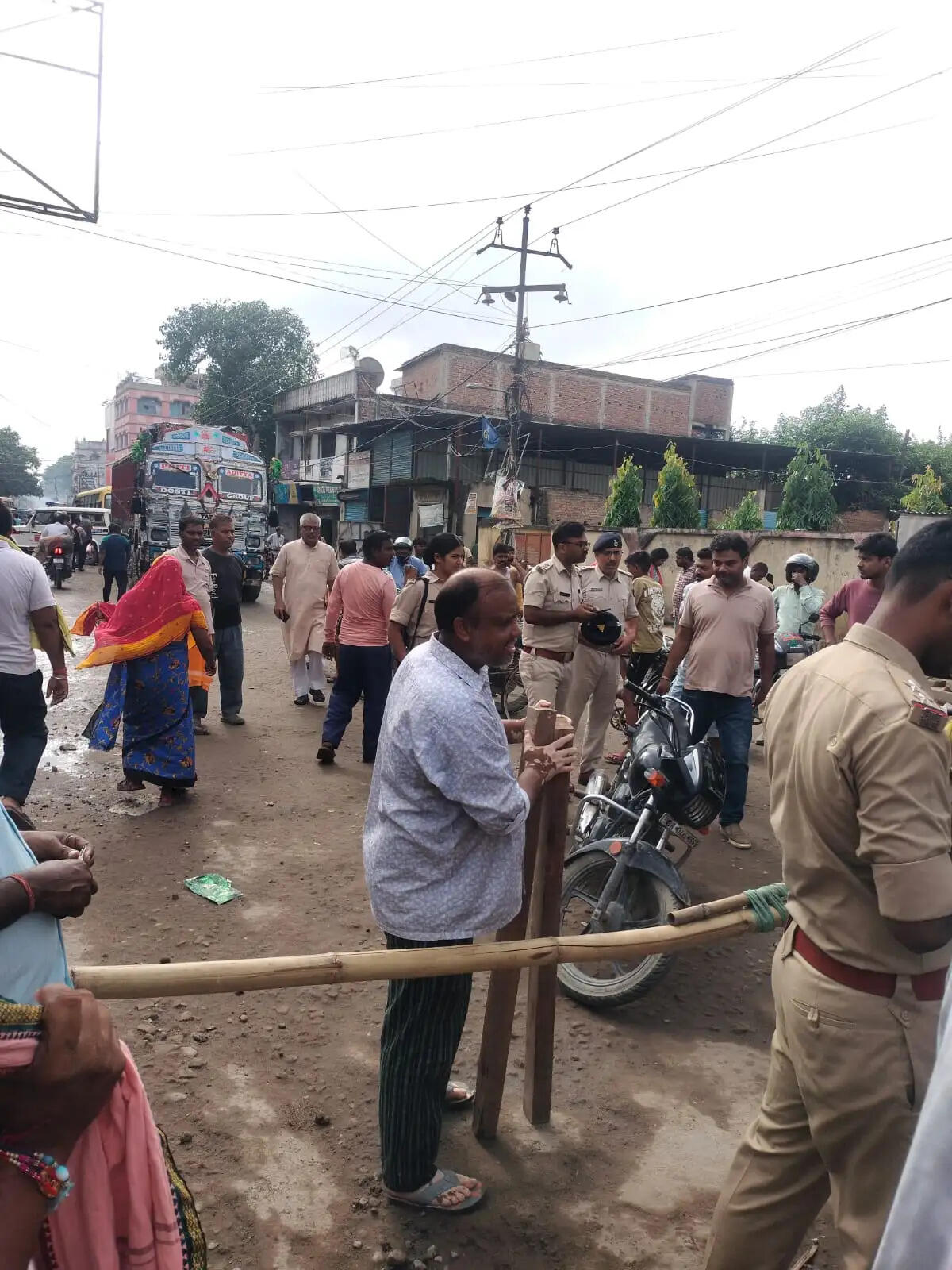 छपरा में वाहन की चपेट में आने से बुजुर्ग की मौत, आक्रोशित लोगों ने किया सड़क जाम
