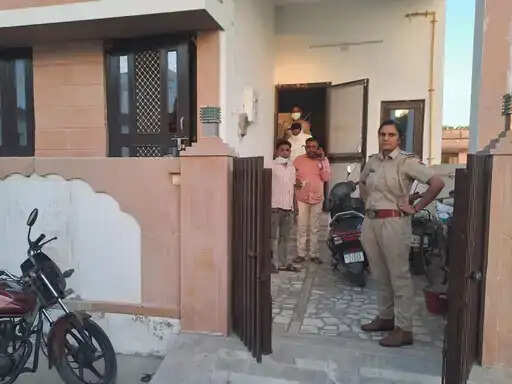 पाली में बंद मकान से मां और दो बेटों के शव मिले