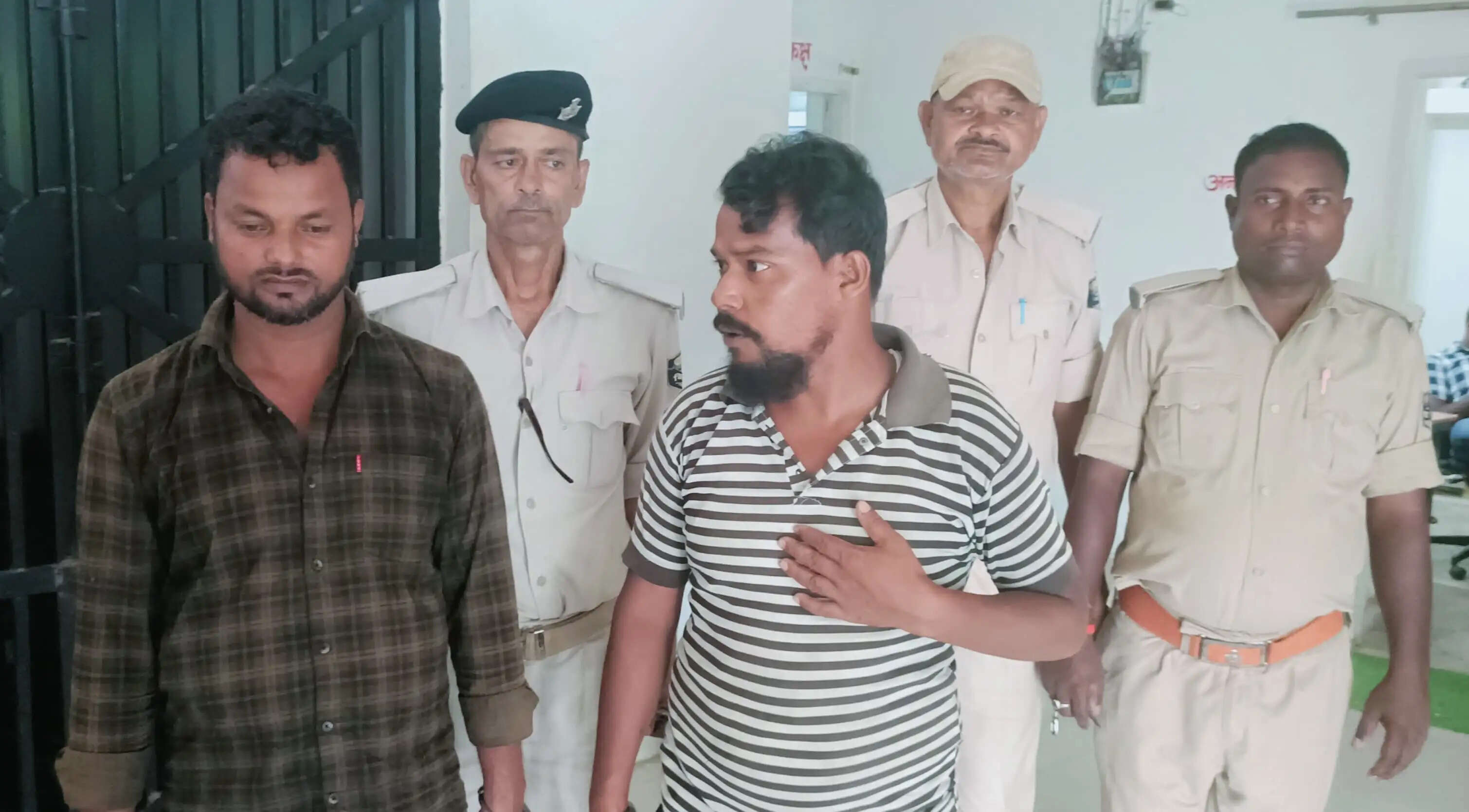 फरार आरोपी की गिरफ्तारी के लिए गए पुलिस टीम पर हमला