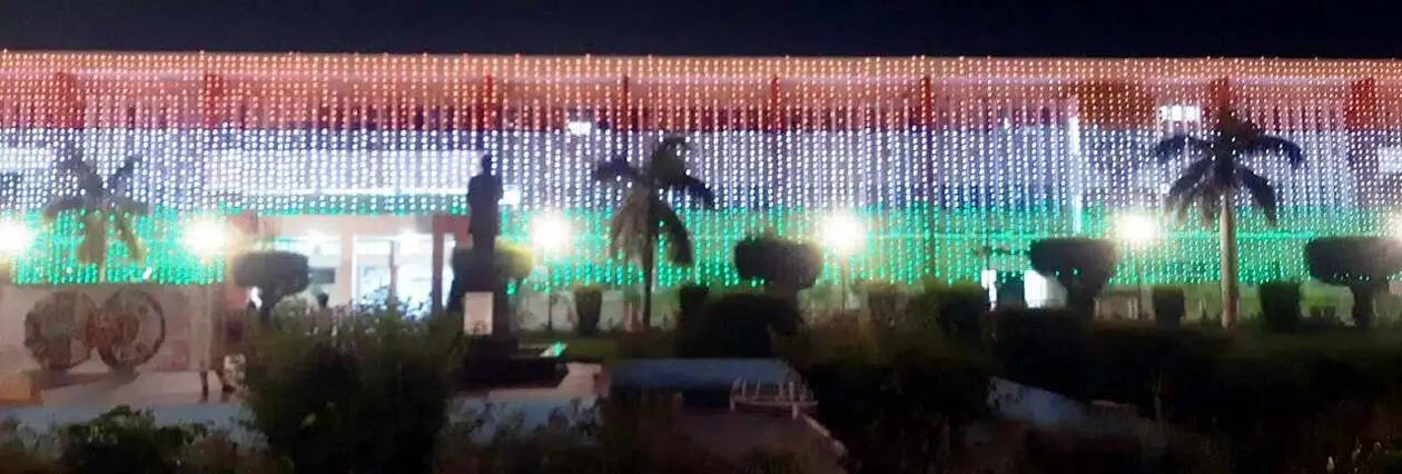 हिसार : स्वतंत्रता दिवस के उपलक्ष्य में तिरंगे की रोशनी से जगमगाया हकृवि परिसर