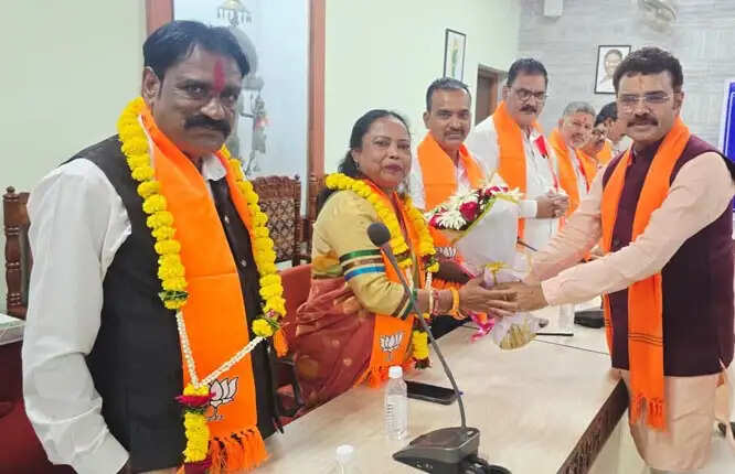 नगर निगम के नवनियुक्त मनोनीत पार्षदों ने ली शपथ, महापौर ने किया स्वागत