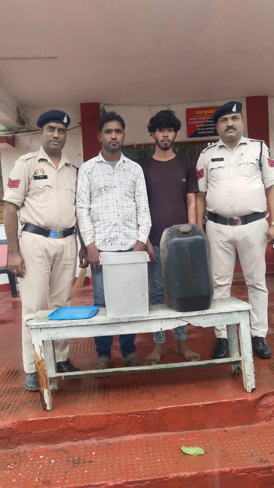 जांजगीर-चांपा में अवैध शराब तस्करी पर बड़ी कार्रवाई, पिता-पुत्र गिरफ्तार