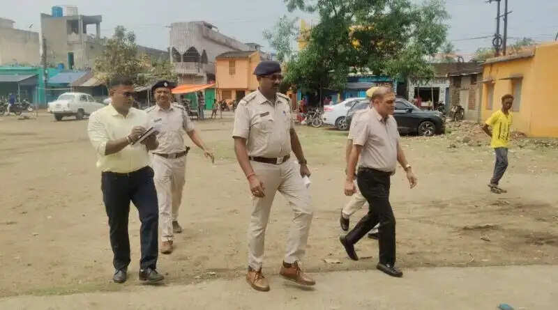 पुलिस ऑब्जर्वर बीएल मीणा ने नियामतपुर क्षेत्र का दौरा किया