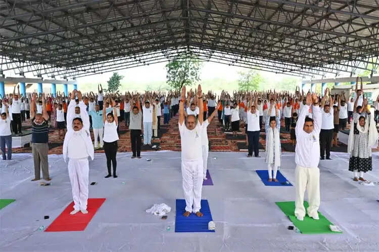 अंतर्राष्ट्रीय योग दिवस : योग शारीरिक और मानसिक स्वास्थ्य का सशक्त माध्यम : सांसद बृजमोहन अग्रवाल