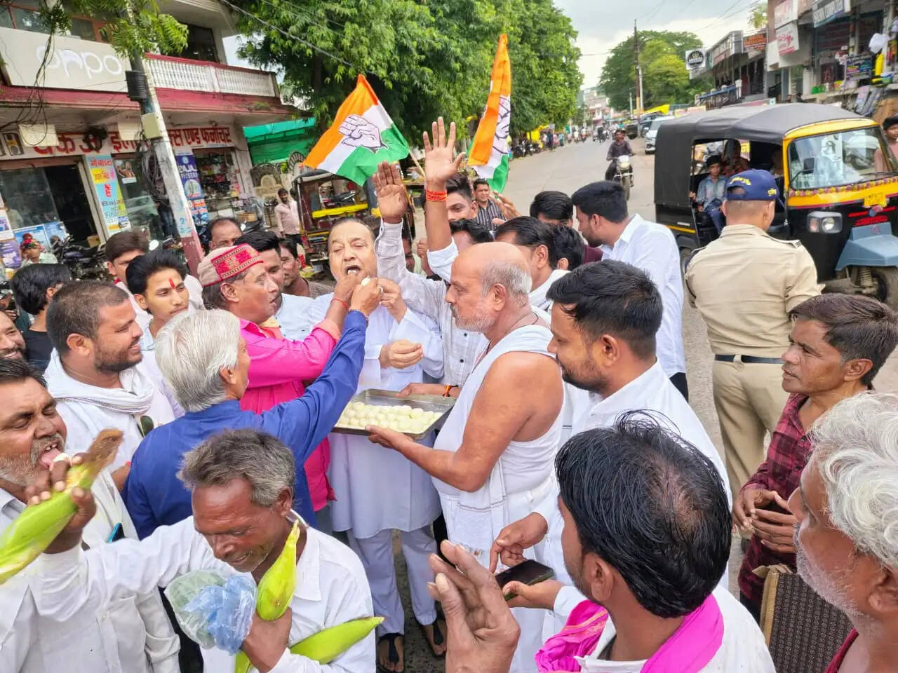 मप्रः दतिया उपचुनाव में कांग्रेस की जीत पर चंदेरी में जश्न