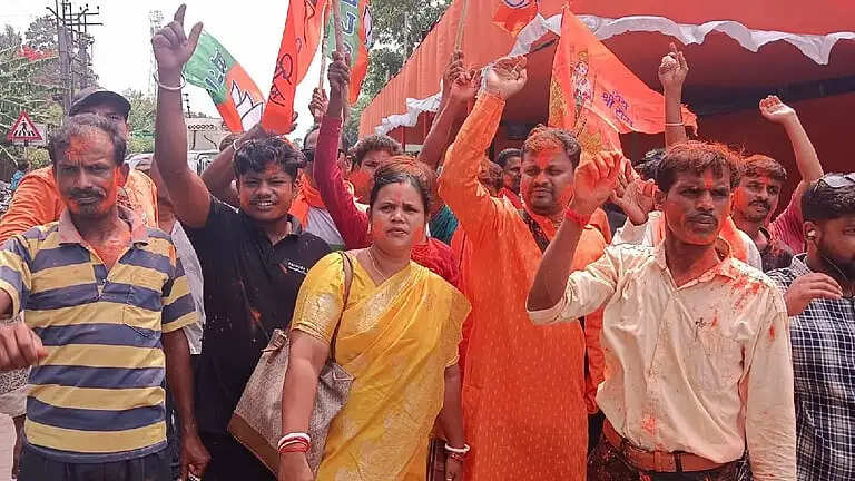 पश्चिम बंगाल में ममता का आखिरी किला ढहा, फलता में भाजपा की एक लाख वोटों से ऐतिहासिक जीत