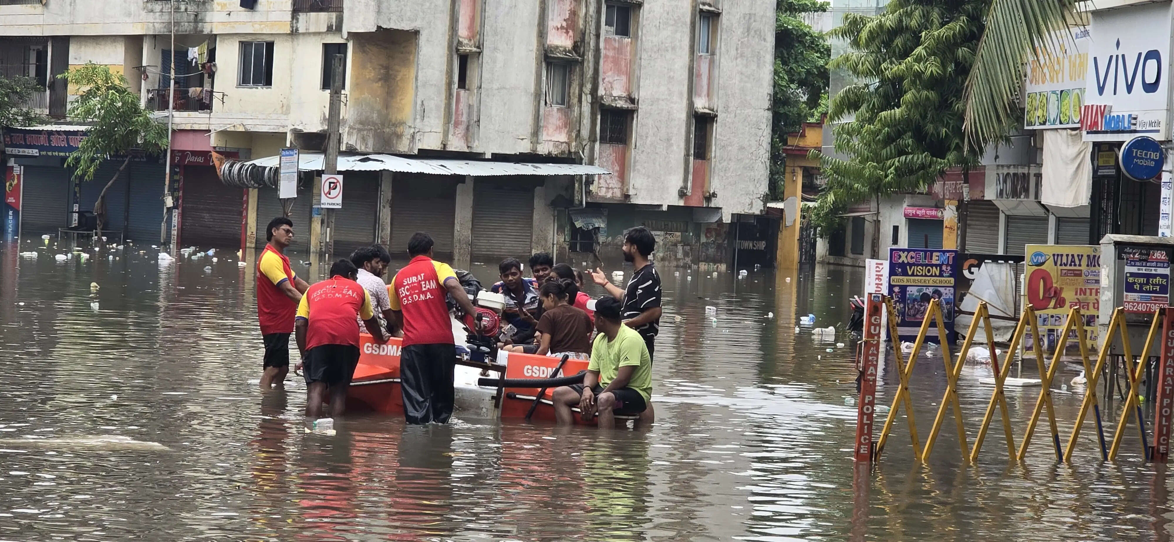 बारिश ने बढ़ाई गुजरात की मुश्किलें: 42 हजार लोगों को सुरक्षित निकाला, कई इलाके जलमग्न